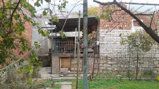 Дом под снос на участке 3 с половиной